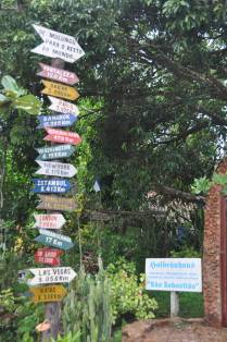 Placas de distância no restaurante Hofbrauhaus, na pequena Mulungu, próxima à Guaramiranga, na Serra do Baturité - CE